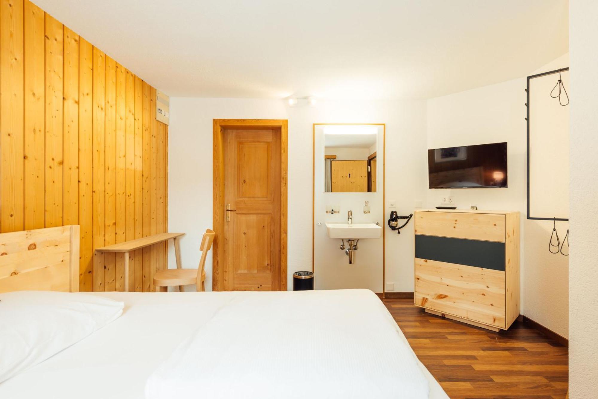Hotel Kruezli - Dapi 1914 Sedrun Room photo